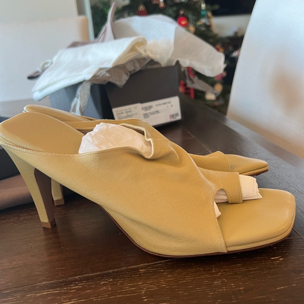 Bottega Veneta women’s size 39 never worn new in box with dust bag